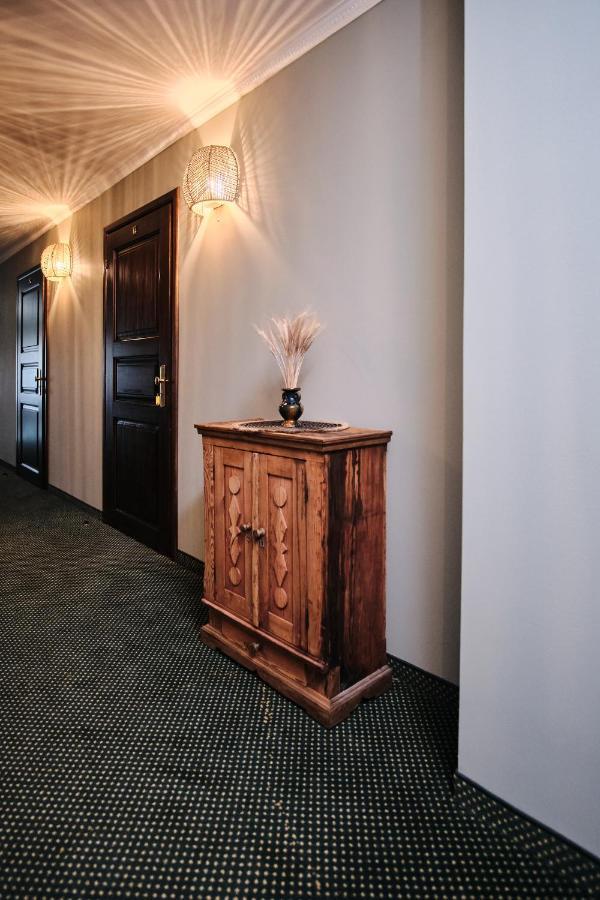 Hotel Pernigele Yelgavkrasty Екстер'єр фото
