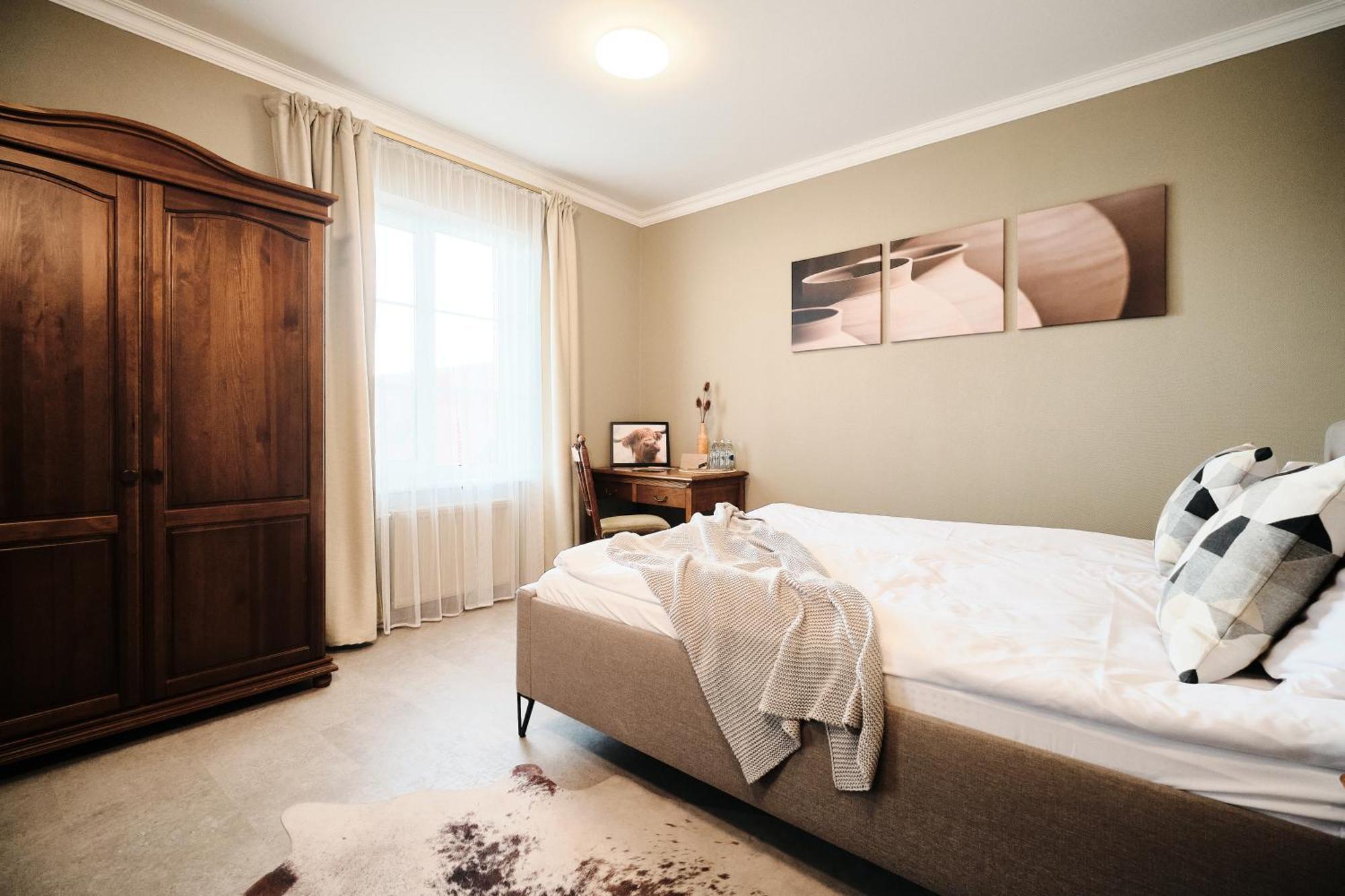 Hotel Pernigele Yelgavkrasty Екстер'єр фото