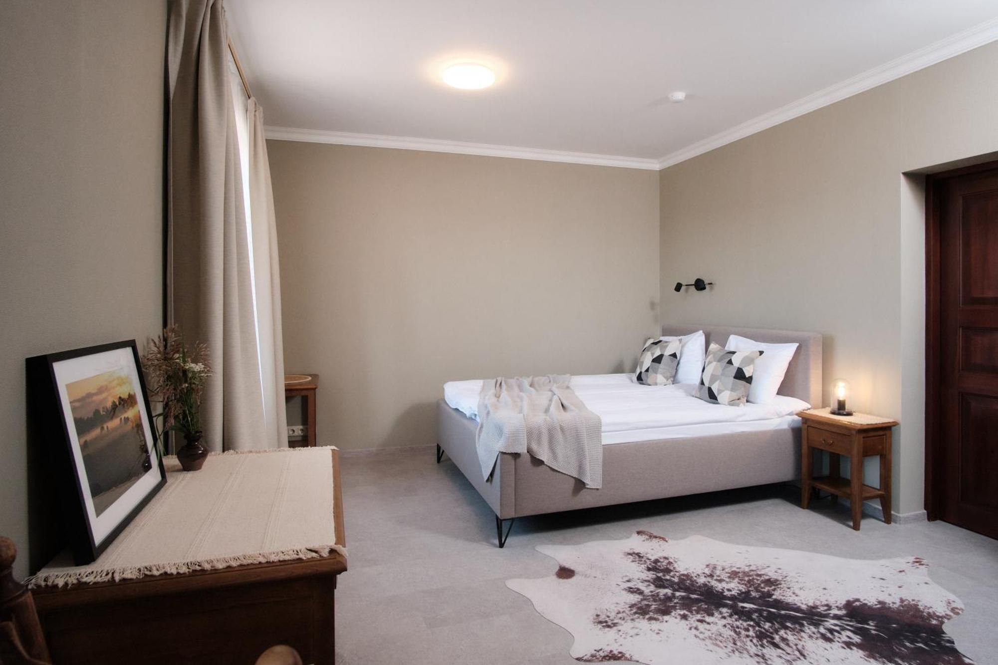 Hotel Pernigele Yelgavkrasty Екстер'єр фото