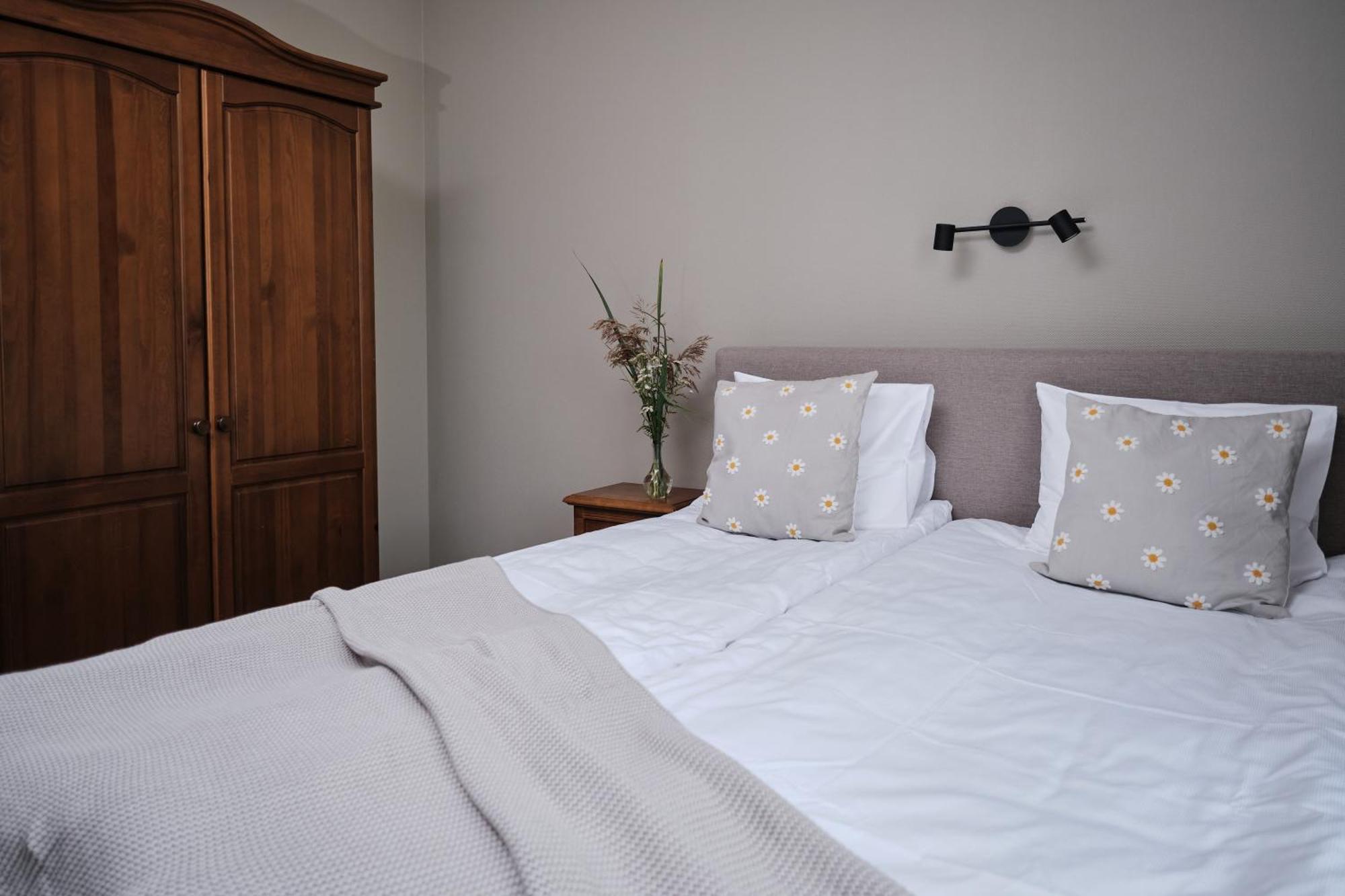 Hotel Pernigele Yelgavkrasty Екстер'єр фото