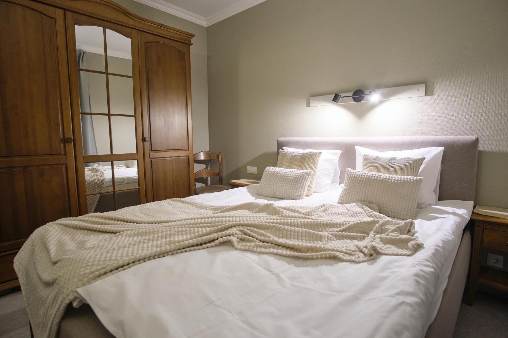Hotel Pernigele Yelgavkrasty Екстер'єр фото