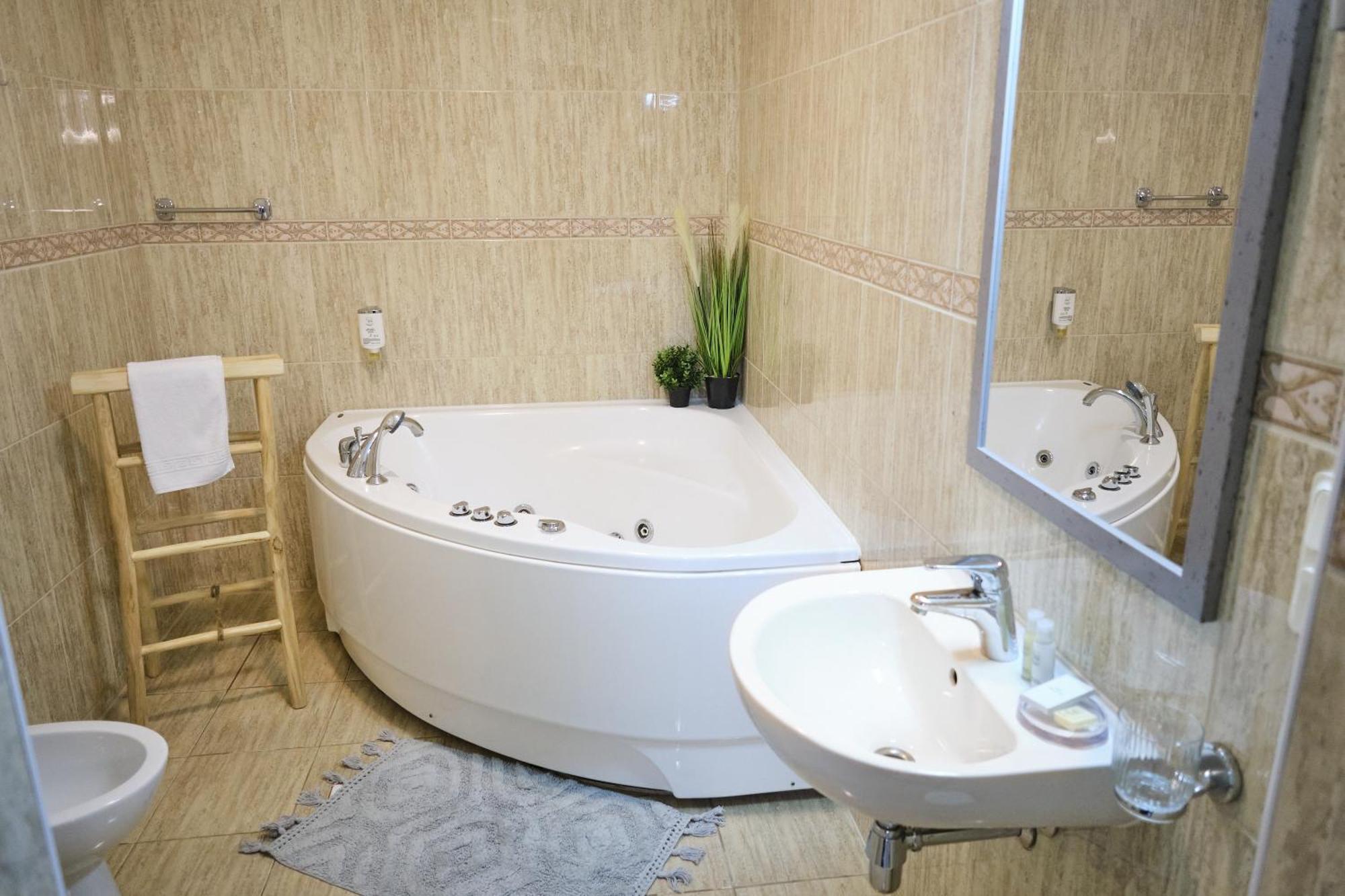 Hotel Pernigele Yelgavkrasty Екстер'єр фото